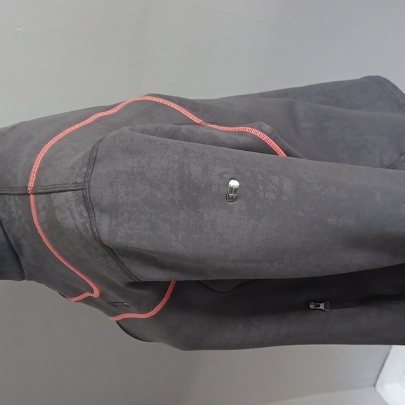 Under Armour Size XL - Picture 6 of 10